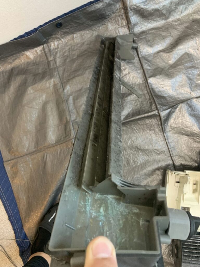 汚れている日立のエアコンの部品