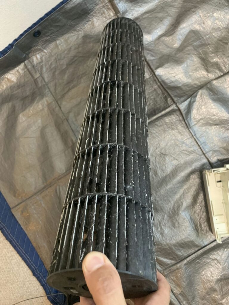 汚れている日立のエアコンの送風ファン