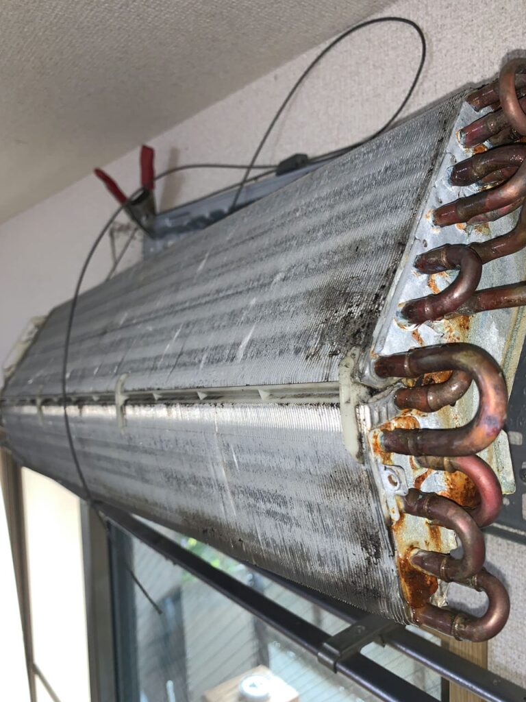 汚れている日立のエアコンの熱交換器