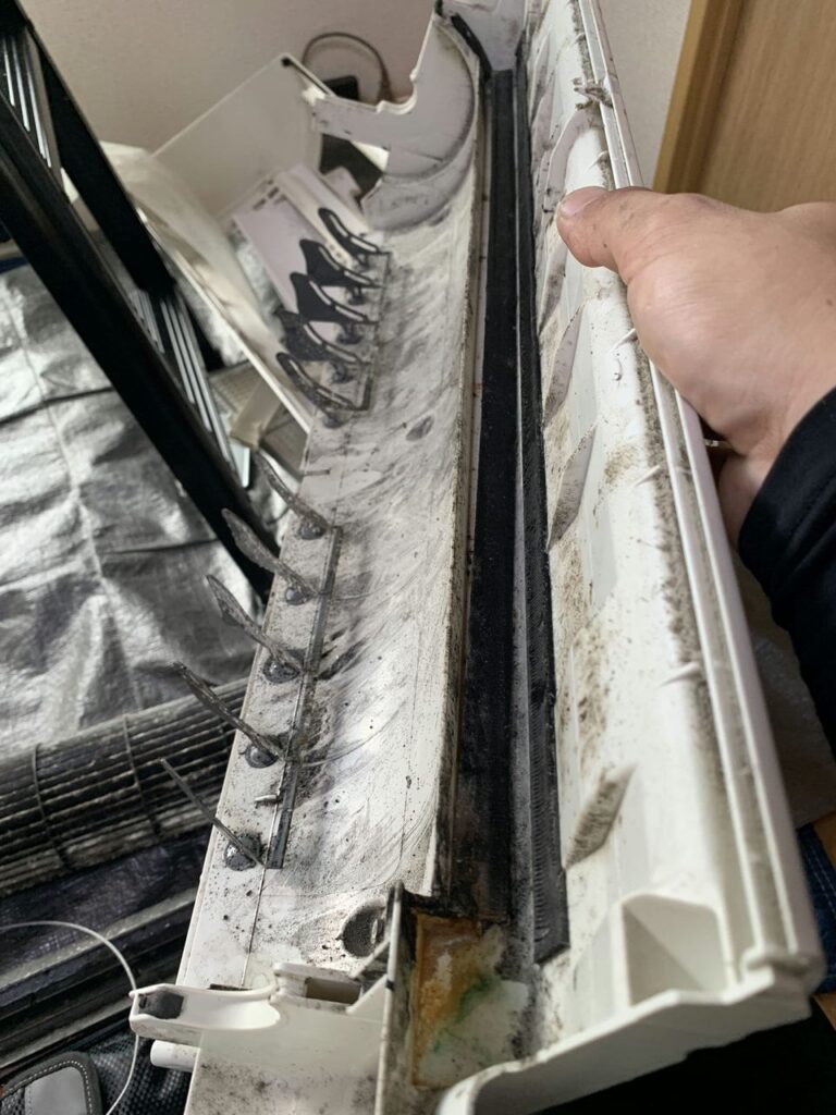 汚れている日立のエアコンのドレンパン