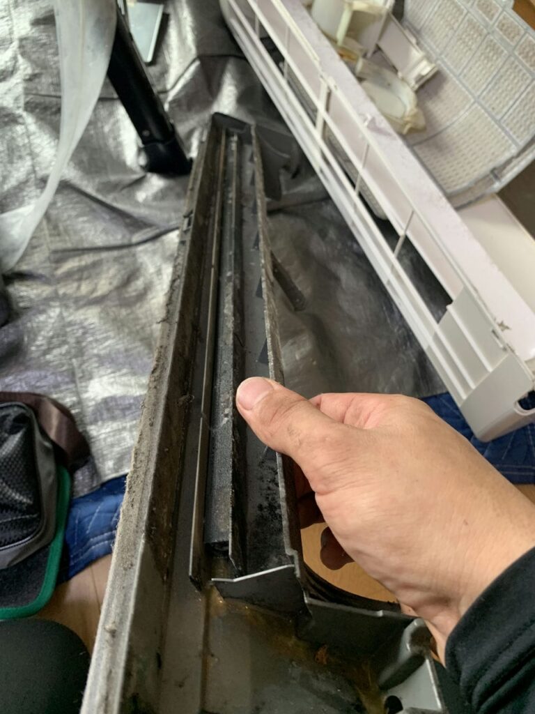 汚れている日立のエアコンのフィルター部品