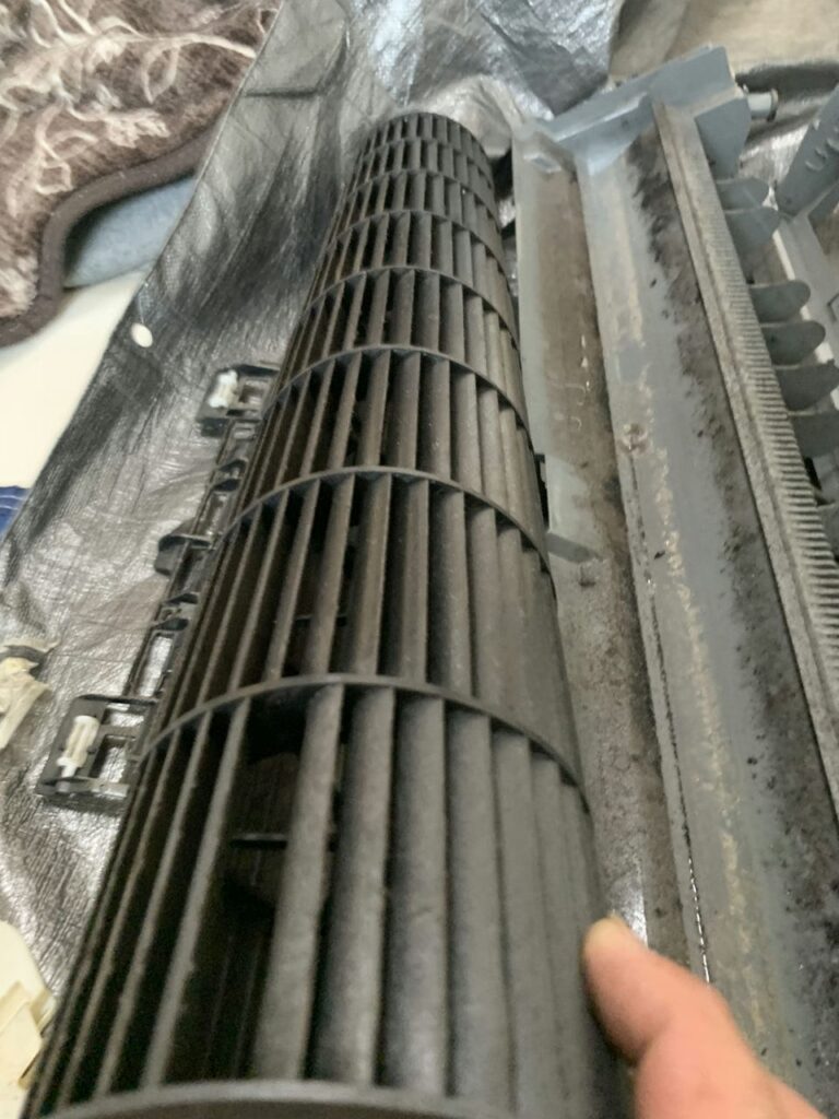 汚れている三菱電機のエアコンの送風ファン