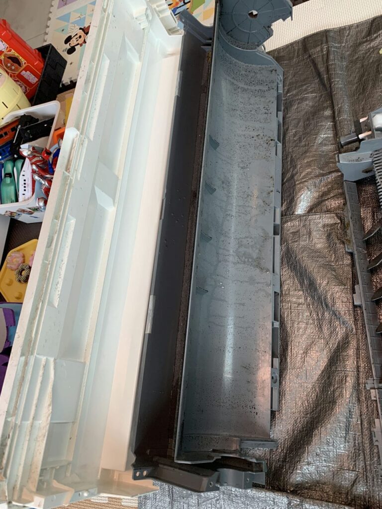 汚れている三菱電機のエアコンのケーシング