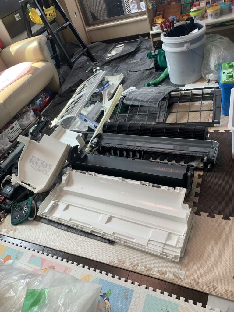 綺麗になった完全分解された三菱電機のエアコン
