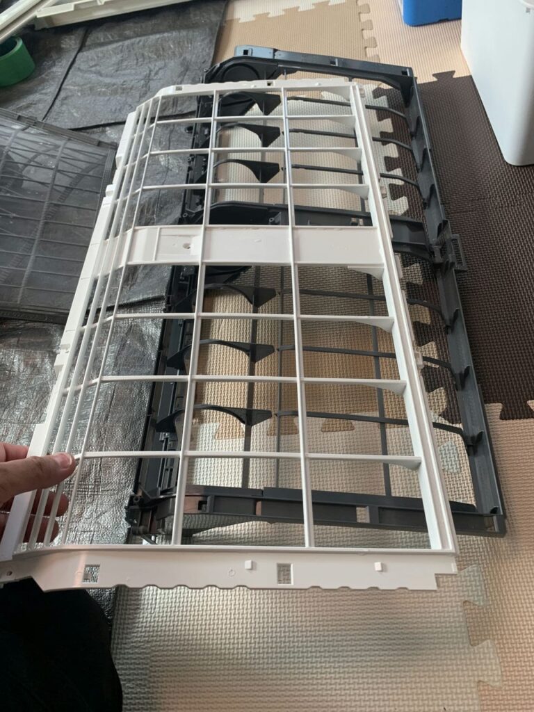 綺麗になった三菱電機のエアコンのフィルター部品