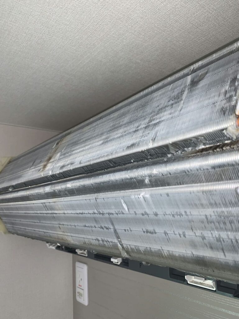 汚れている三菱電機のエアコンの熱交換器