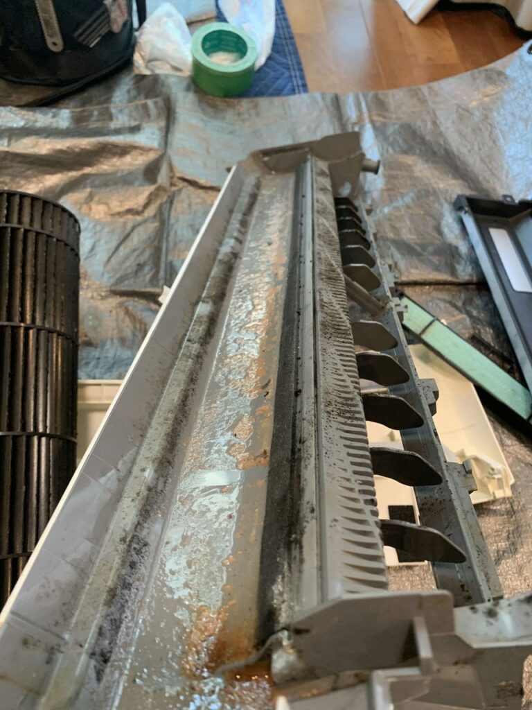 汚れている三菱電機のエアコンのドレンパン