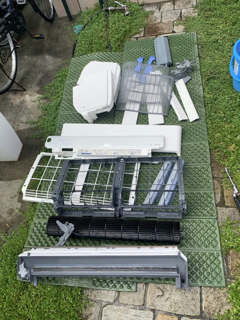 綺麗になった完全分解された三菱電機のエアコン