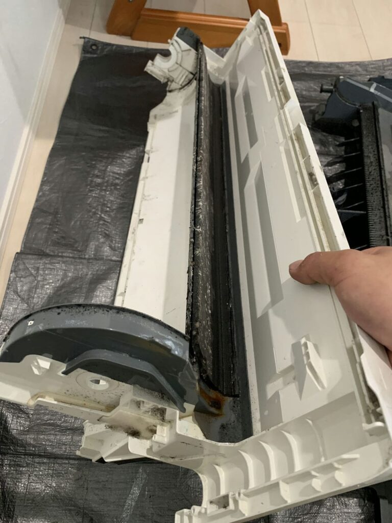 汚れている三菱電機のエアコンのケーシング