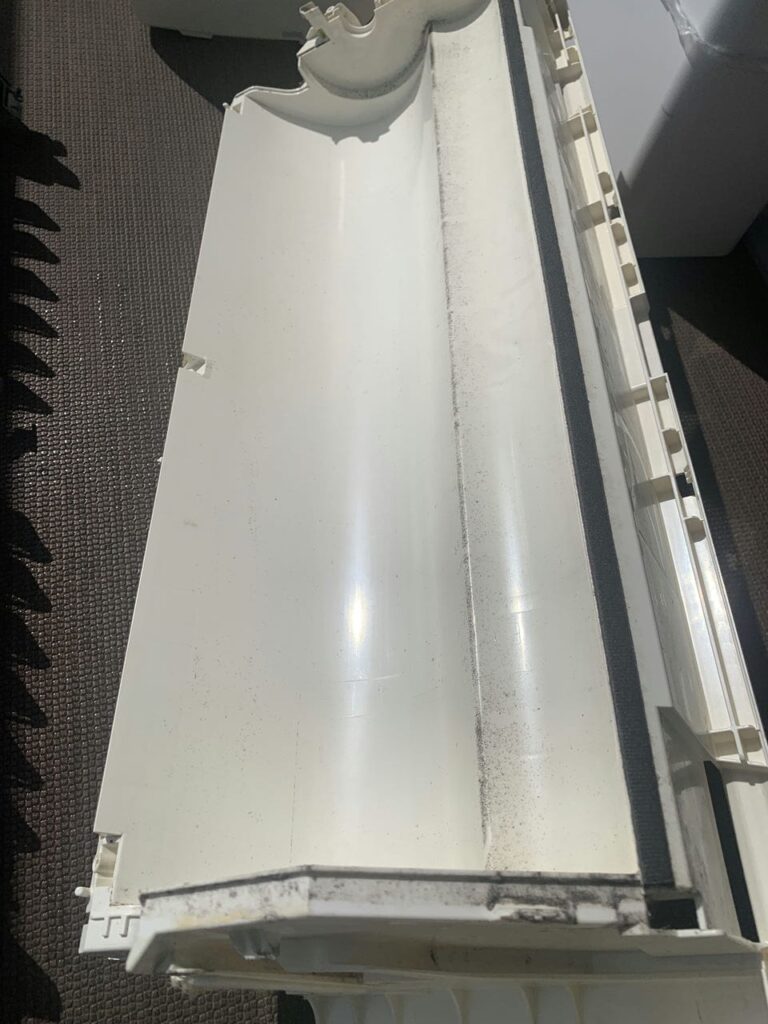 汚れている三菱電機のエアコンのケーシング