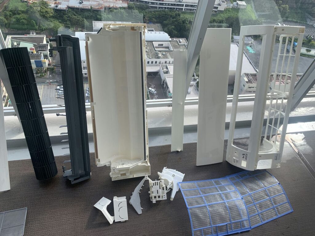 綺麗になった完全分解された三菱電機のエアコン
