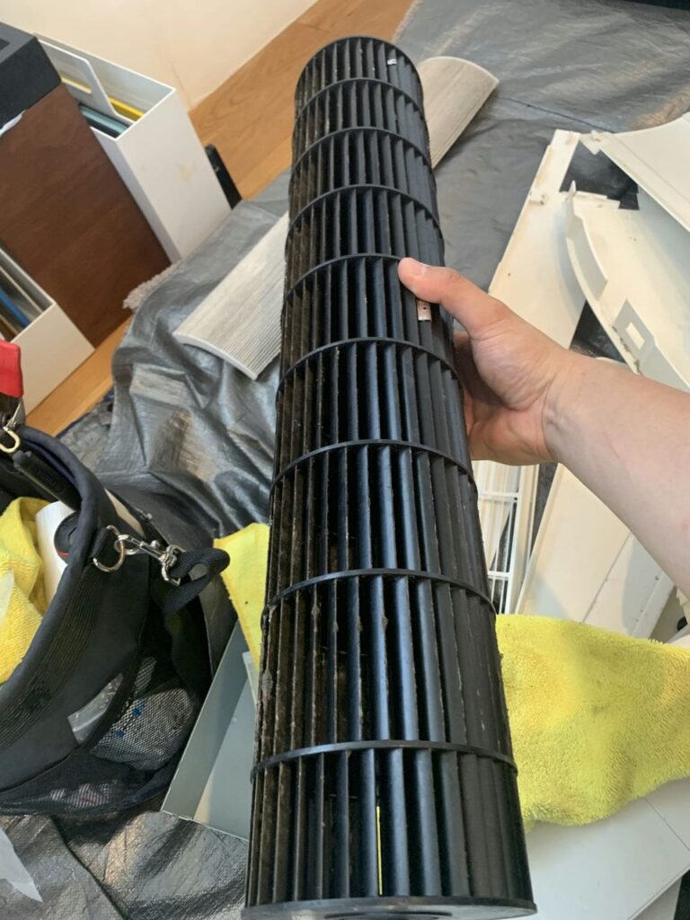 汚れているパナソニックのエアコンの送風ファン