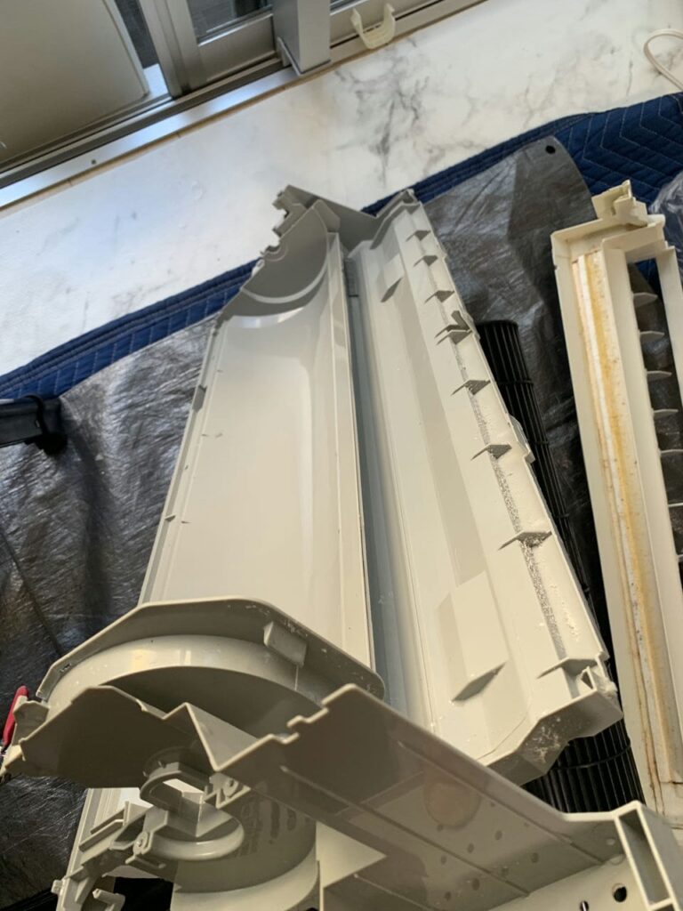 汚れているパナソニックのエアコンのドレンパン