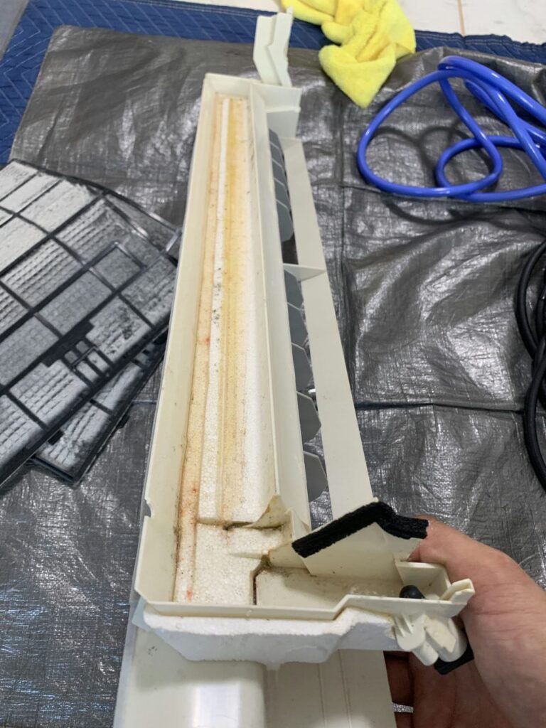 汚れているパナソニックのエアコンのドレンパン
