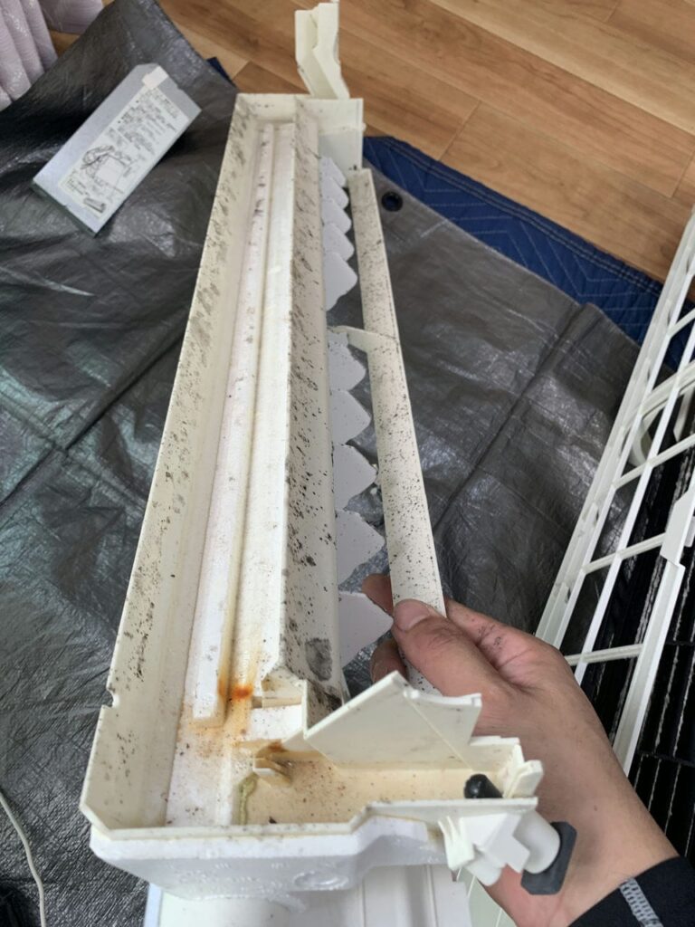 汚れているパナソニックのエアコンのドレンパン