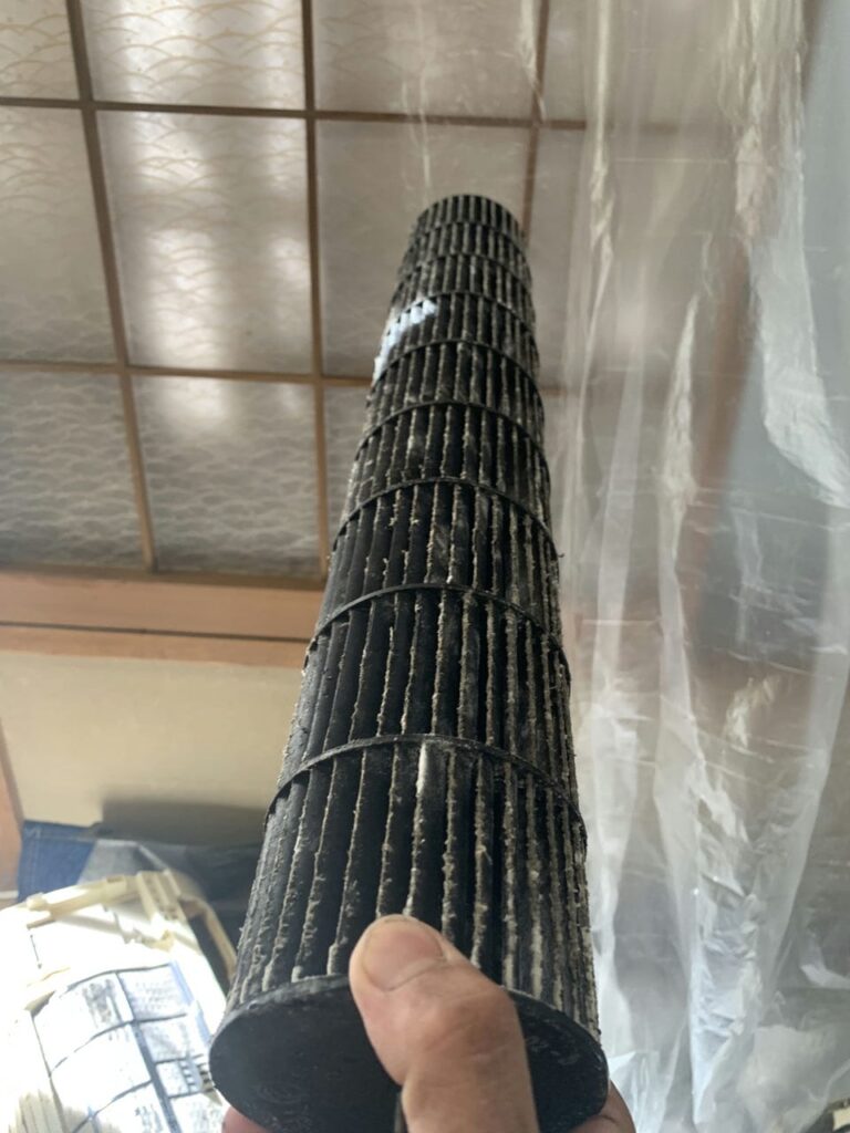 汚れているパナソニックのエアコンの送風ファン
