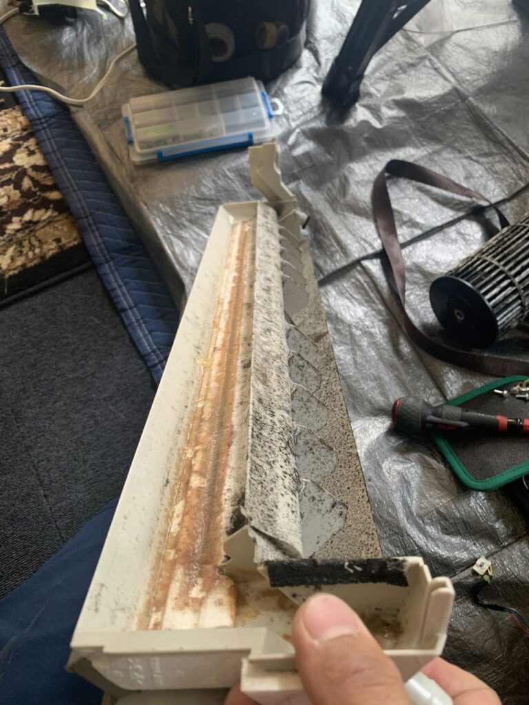 汚れているパナソニックのエアコンのドレンパン