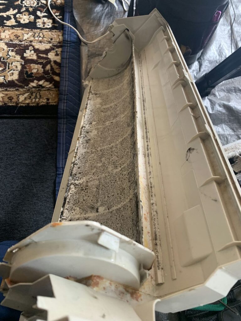 汚れているパナソニックのエアコンのドレンパン