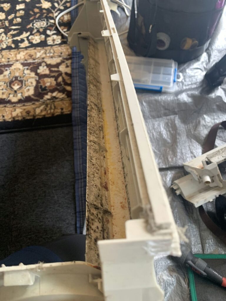 汚れているパナソニックのエアコンのドレンパン