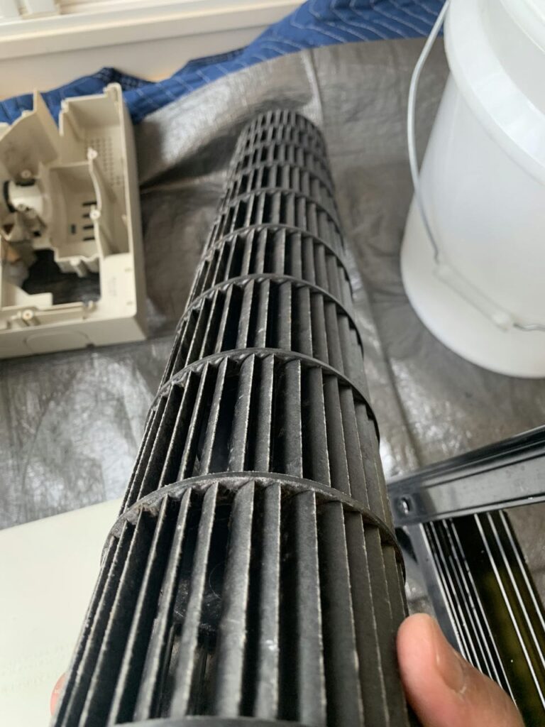 汚れているパナソニックのエアコンの送風ファン
