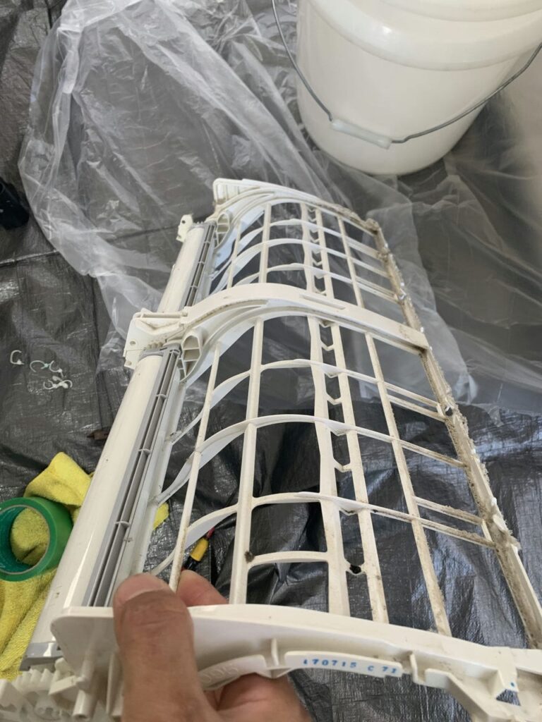 汚れているシャープのエアコンのフィルター部品