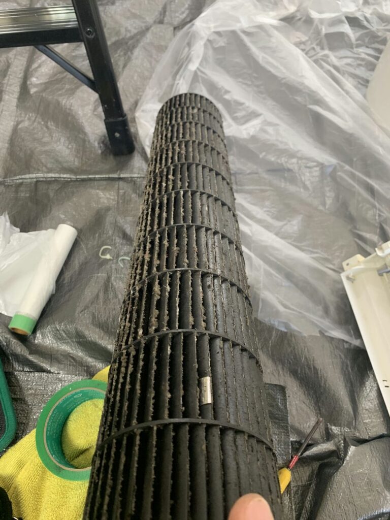 汚れているシャープのエアコンの送風ファン