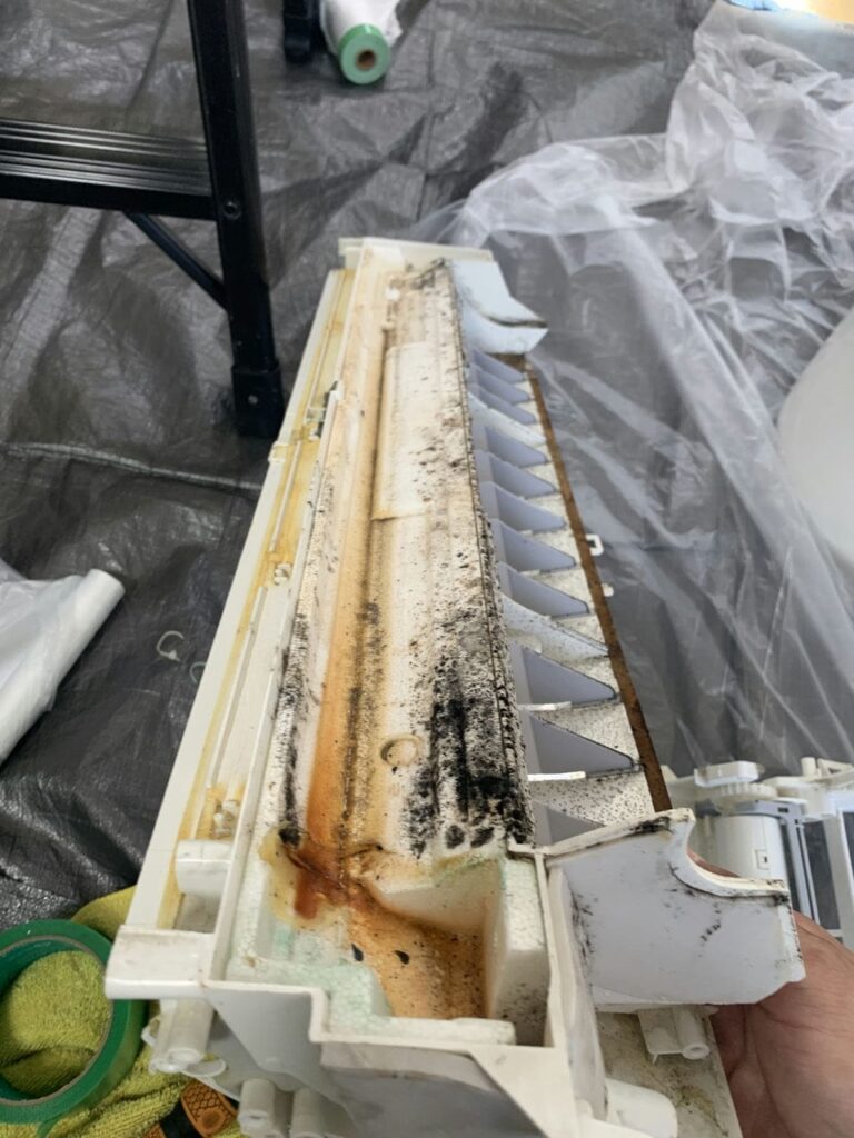 汚れているシャープのエアコンのドレンパン