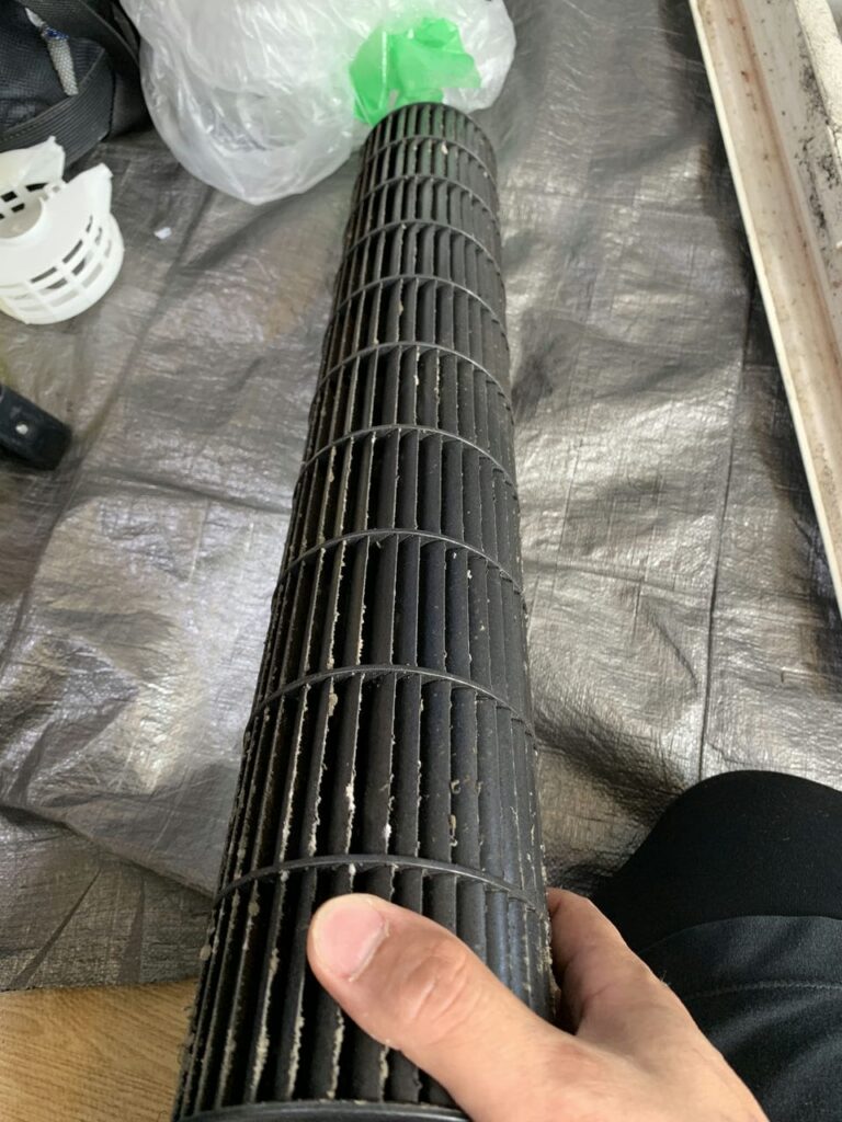汚れているシャープのエアコンの送風ファン