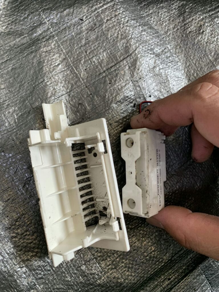汚れているシャープのエアコンの部品