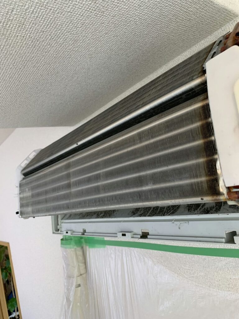 汚れているシャープのエアコンの熱交換器