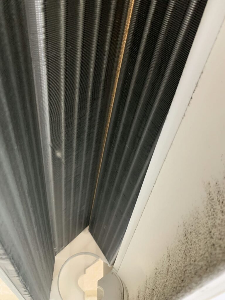 汚れているシャープのエアコンの熱交換器