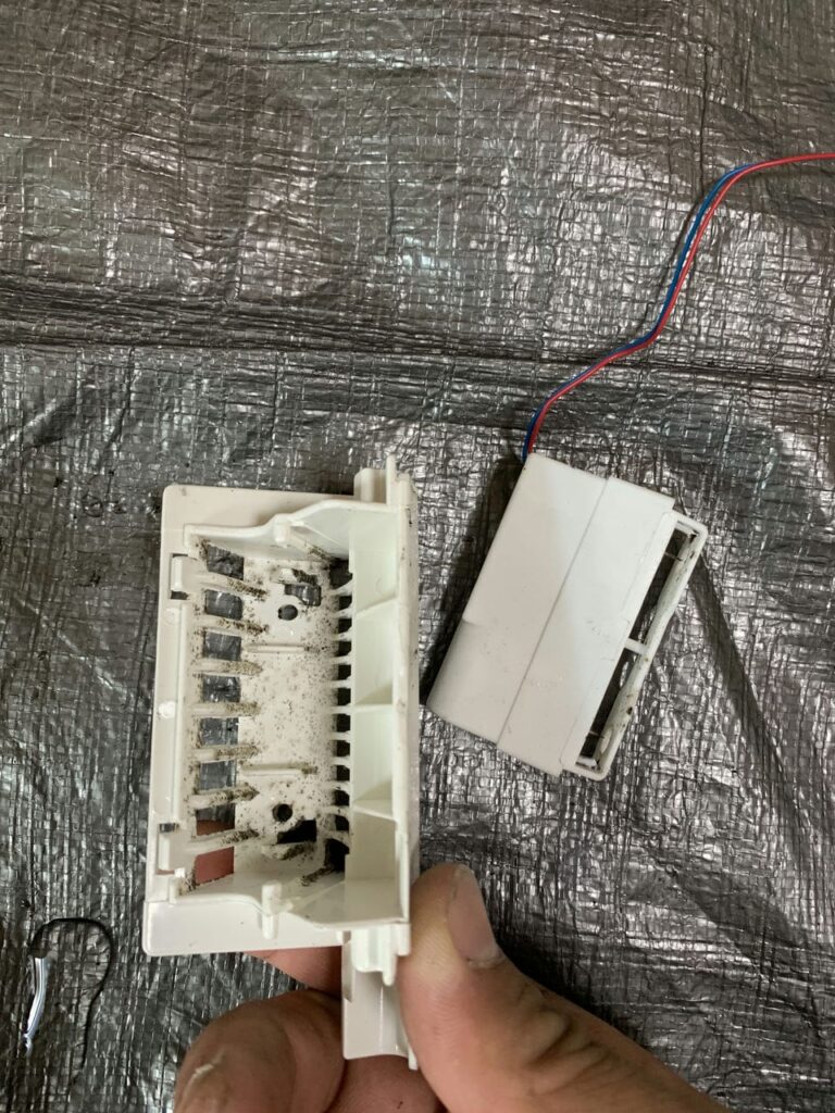 汚れているシャープのエアコンの部品