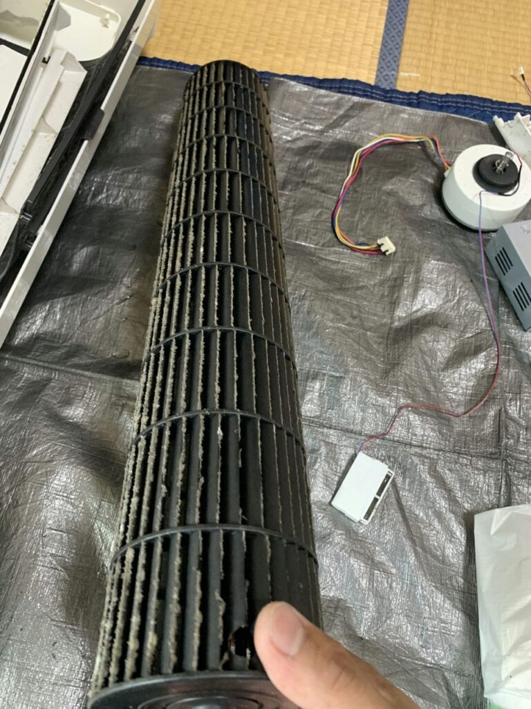 汚れているシャープのエアコンの送風ファン