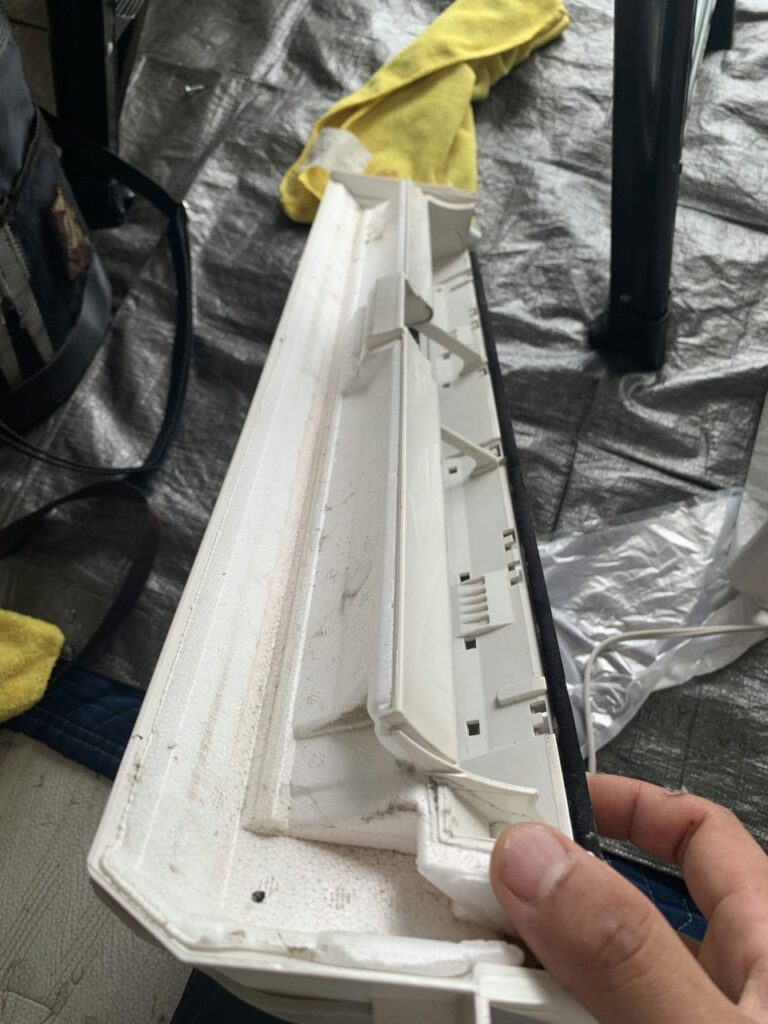 汚れているシャープのエアコンのドレンパン