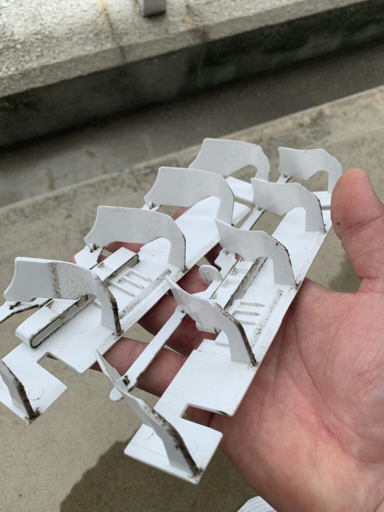 汚れているシャープのエアコンのフィルター部品
