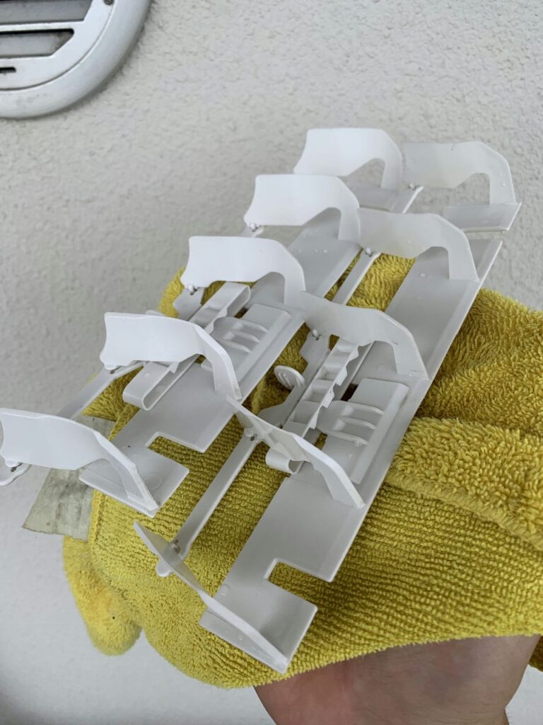 綺麗になったシャープのエアコンの部品とタオル