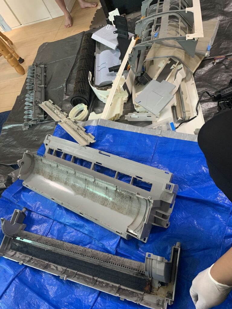 汚れている完全分解されたダイキンのエアコン