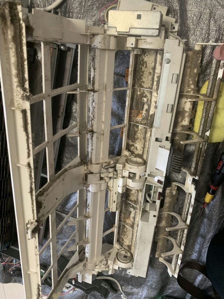 汚れている富士通のエアコンのフィルター