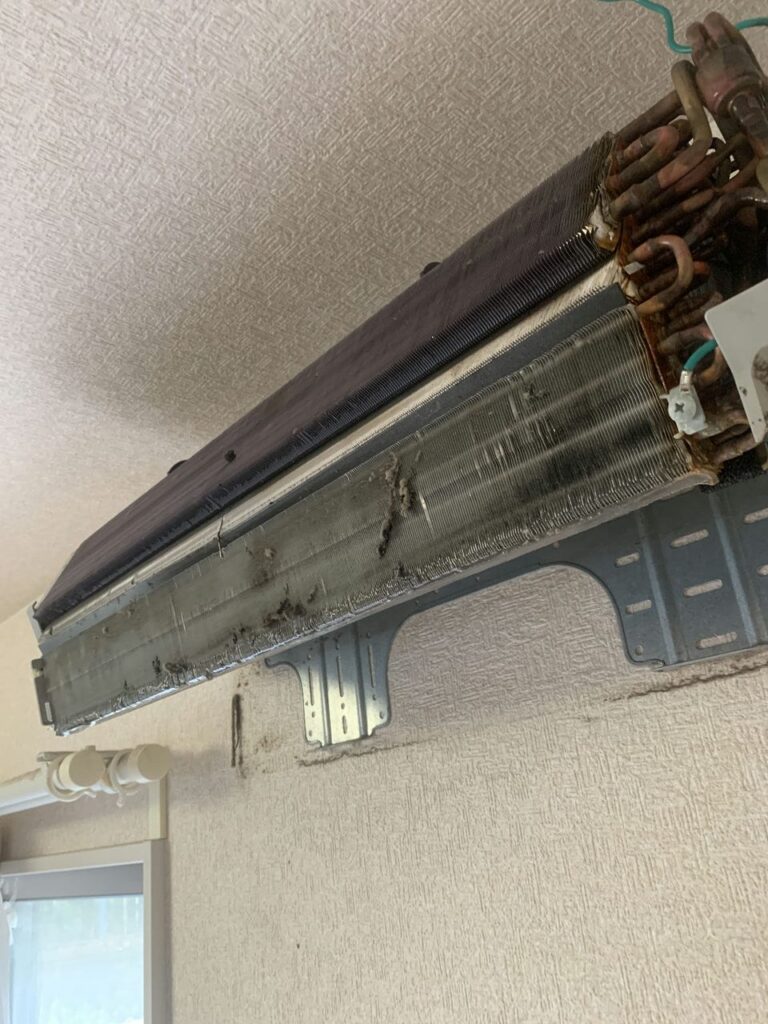 汚れている富士通のエアコンの熱交換器