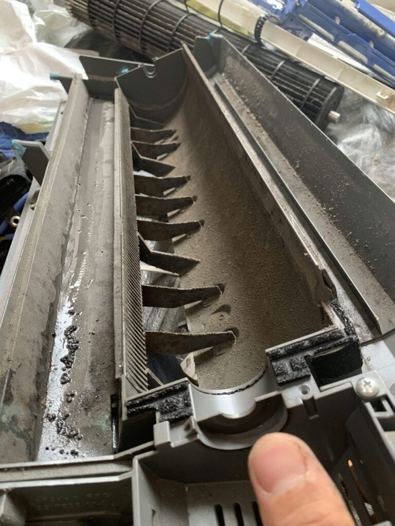 汚れている富士通のエアコンのドレンパン