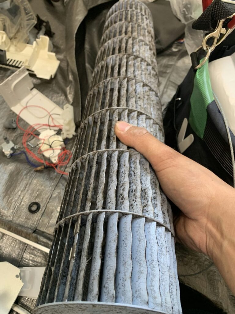 汚れている日立のエアコンの送風ファン