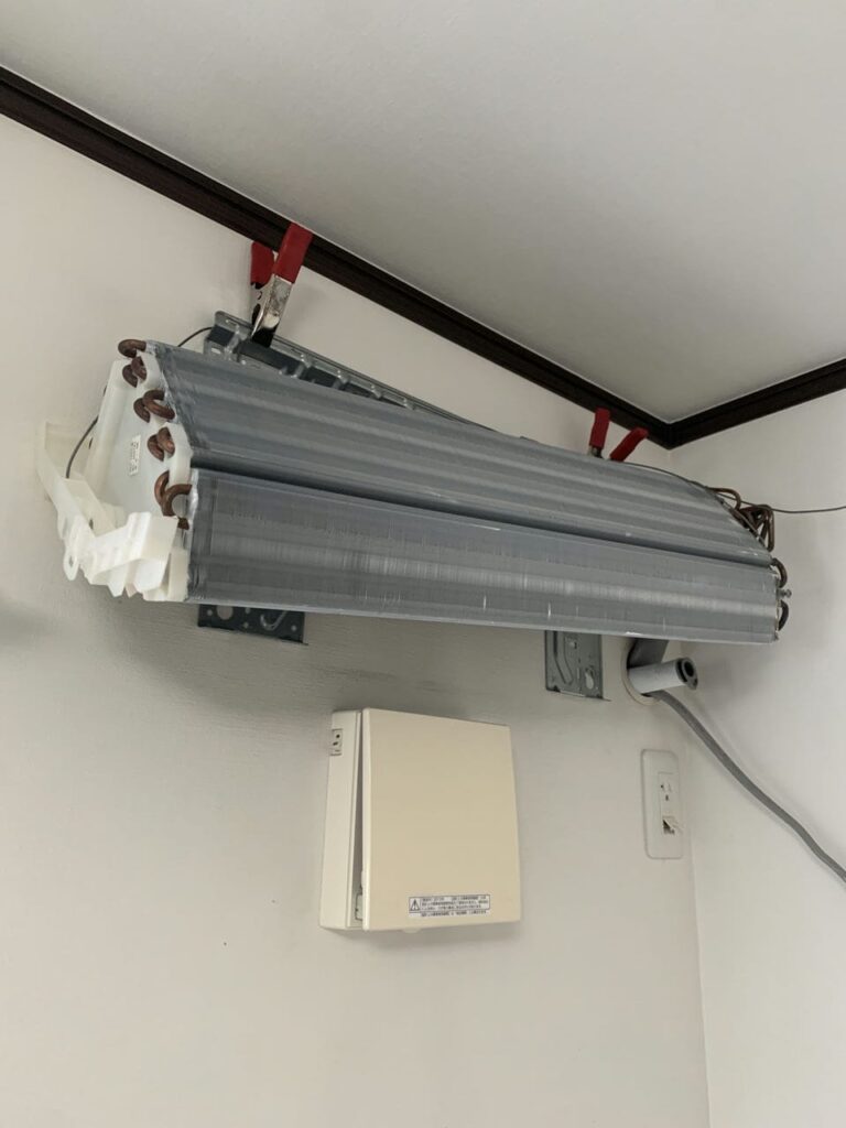 汚れている日立のエアコンの熱交換器