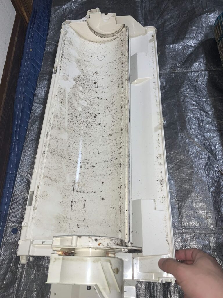 汚れている三菱重工のエアコンのドレンパン