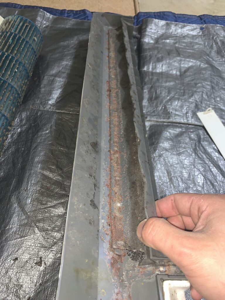 汚れている三菱重工のエアコンの部品
