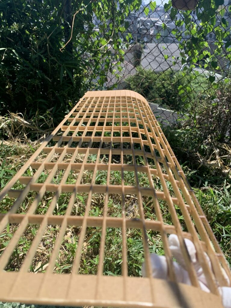 汚れているナショナルエアコンのケーシング前面パネル