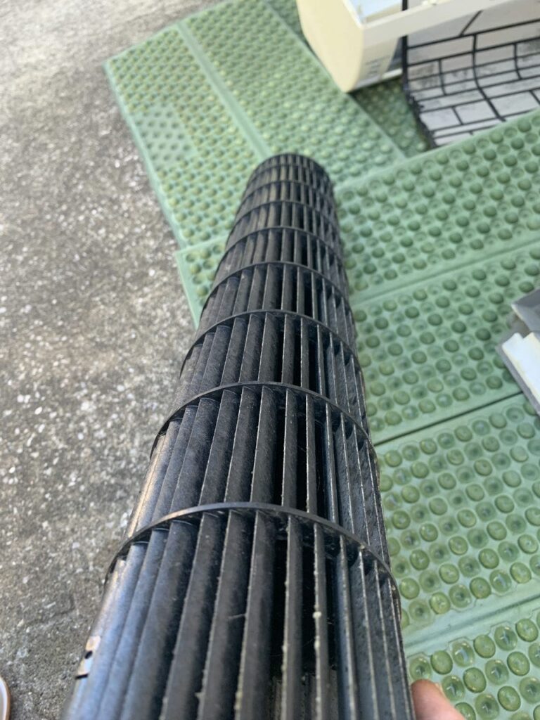 汚れているパナソニックのエアコンの送風ファン