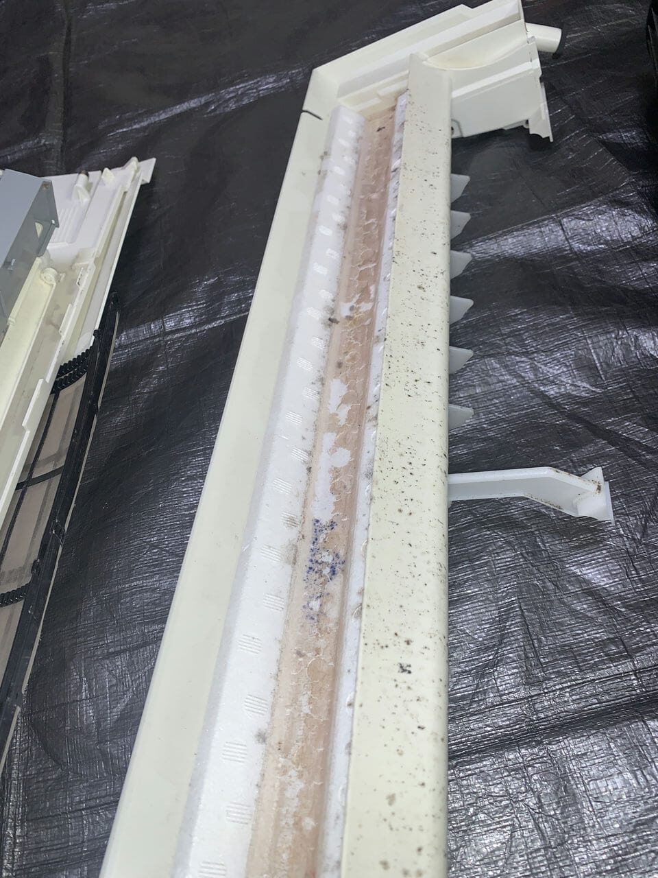 汚れているパナソニックのエアコンのドレンパン