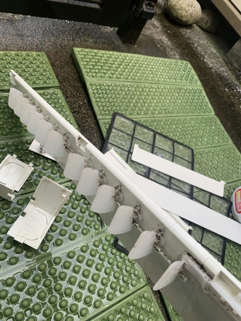 汚れているパナソニックのエアコンのフィルター部品