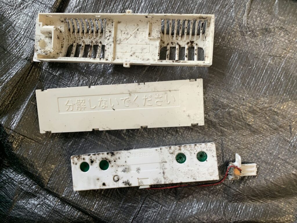 汚れているシャープのエアコンの部品