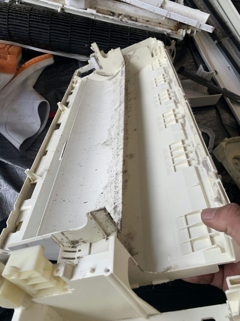 汚れているシャープのエアコンのドレンパン